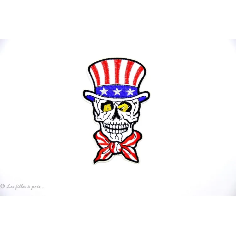 Crachá com caveira e ossos cruzados com laço e chapéu americano - Branco - Engomar Tissus et mercerie créative – Nos sélections Crachá com caveira e ossos cruzados com laço e chapéu americano - Branco - Engomar Tissus et mercerie créative – Nos sélections