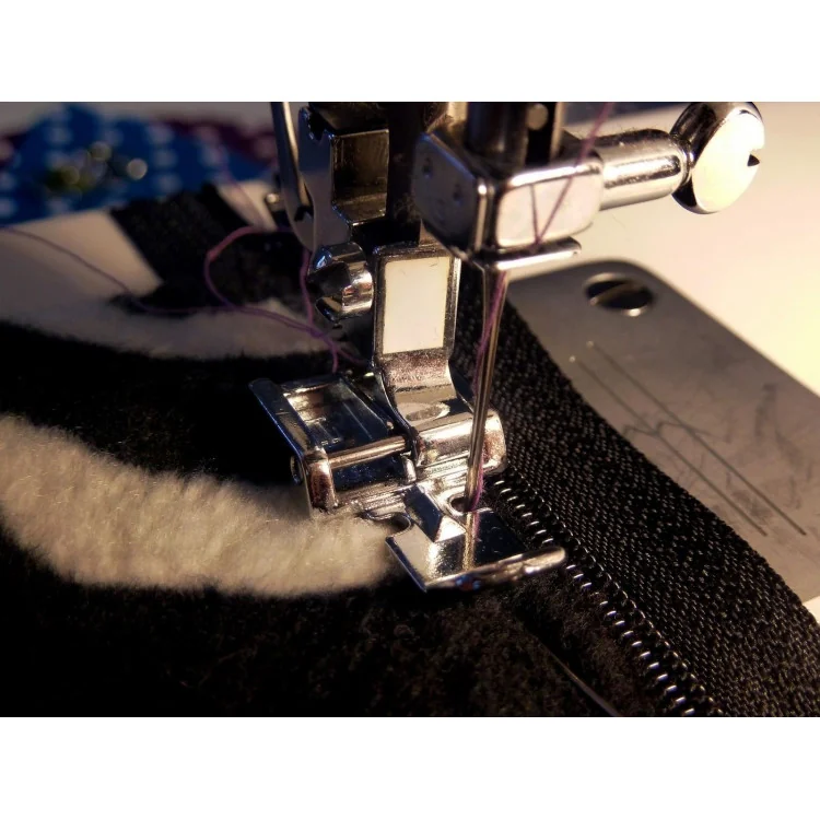 Pied presseur machine a coudre fermeture eclair Autres marques - Tissus et mercerie - 1 Pied presseur machine a coudre fermeture eclair Autres marques - Tissus et mercerie - 1