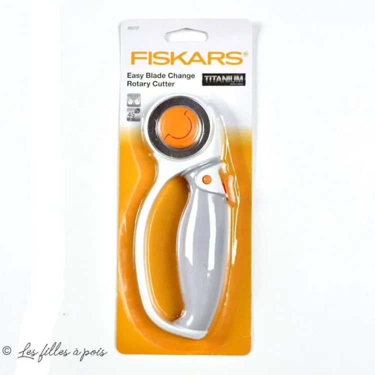 Cutter rotatif ergonomique Fiskars – 45 mm – Softgrip ambidextre – Réf. 9521 Fiskars : ciseaux couture, cutters rotatifs et outi