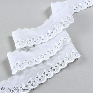 Broderie anglaise coton petites fleurs - 30mm  - 3