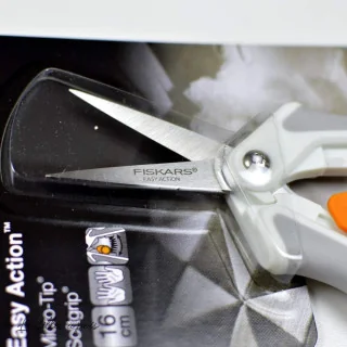 Ciseaux Fiskars Easy Action SoftGrip – 13 cm – Micro-Tip – Ambidextres Fiskars : ciseaux couture, cutters rotatifs et outils cré