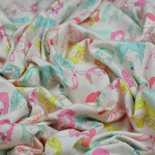 Coupon de tissu jersey motif fillettes "Daydream" de Patty Basemi - Rose, bleu et jaune - 200cm - AGF Art Gallery Fabrics : tiss