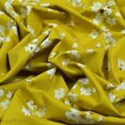 Tissu popeline de coton motif fleurs "Mayfair" de Amy Sinibaldi - Ocre - Oekotex - AGF ® Art Gallery Fabrics ® - Tissus - 3