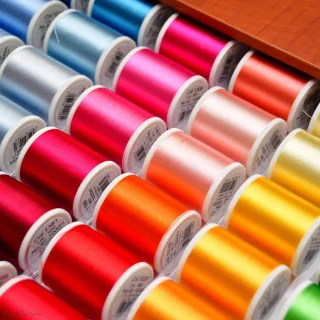 Coffret luxe bois fils à broder machine RAYON 200m – 194 bobines – Madeira Madeira : fils à broder de qualité supérieure - 9