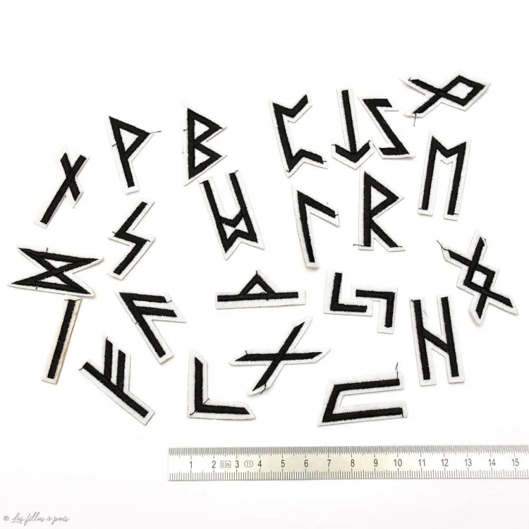 Écusson brodé glyphes celtiques - Blanc et noir Tissus et mercerie créative – Nos sélections sans marque - 1