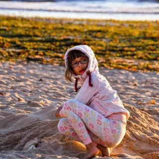 Coupon de tissu jersey motif fillettes "Daydream" de Patty Basemi - Rose, bleu et jaune - 200cm - AGF Art Gallery Fabrics : tiss