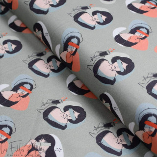 Tissu popeline de coton motif visages femmes "Sisters A" - Vert et terracotta - Les Filles à Pois ® - Oeko-Tex ® Les Filles à Po