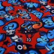 Tissu french terry coton motif tags - Bleu, rouge et noir - Oeko-Tex ® - Stenzo Textiles ® Stenzo Textiles ® - Tissus Oekotex - 