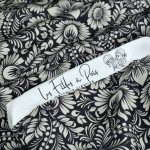 Tissu jersey motif fleurs baroques collection "Klass" - Bleu foncé et écru - Les Filles à Pois ® - Oeko-Tex ® Les Filles à Pois 