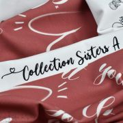 Tissu french terry motif écriture collection "Collection Sister A" - Bordeaux et écru - Les Filles à Pois ® - Oeko-Tex ® Les Fil
