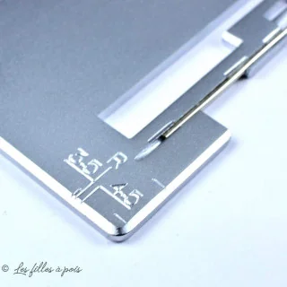 Plaque de couture de surjeteuse PFAFF E-Element 1230 OL - 2ème génération Pfaff : machines à coudre, surjeteuses Lidl et pièces 