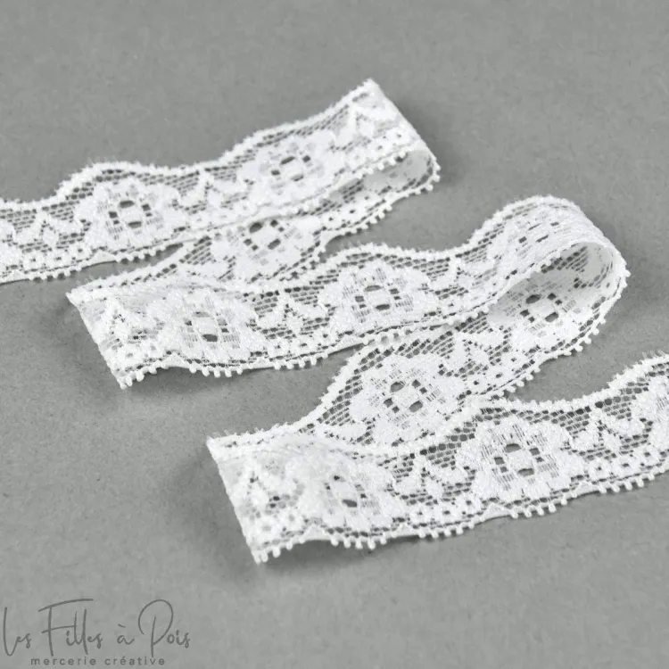 DESTOCK Ruban dentelle douce extensible 2 cm - Fleur Autres marques - Tissus et mercerie - 1 DESTOCK Ruban dentelle douce extensible 2 cm - Fleur Autres marques - Tissus et mercerie - 1