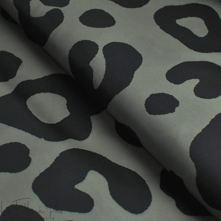 Tissu imperméable - déperlant type Kway - léopard - "Angels" - Vert et noir - Les Filles à Pois Les Filles à Pois - Design ® - M Tissu imperméable - déperlant type Kway - léopard - "Angels" - Vert et noir - Les Filles à Pois Les Filles à Pois - Design ® - M