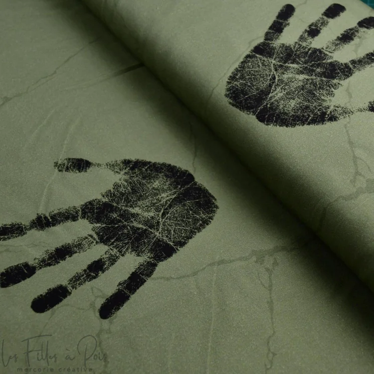 Coupon de tissu popeline de coton motif empreintes "Random" - Vert kaki et noir - 180cm - Les Filles à Pois Les Filles à Pois - Coupon de tissu popeline de coton motif empreintes "Random" - Vert kaki et noir - 180cm - Les Filles à Pois Les Filles à Pois -