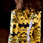 Tissu jersey de coton motif scène de crime collection "Random" - Ocre et noir - Les Filles à Pois ® - Oeko-Tex ® Les Filles à Po