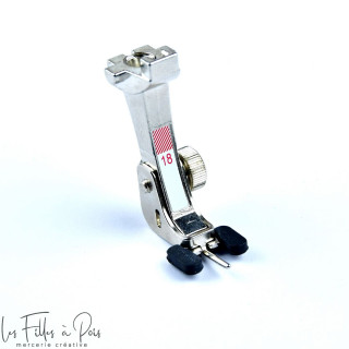Pied presseur Bernina pour bouton No 18 - 0084617400 BERNINA ® - Machines à coudre, à broder et à surjeter - 1