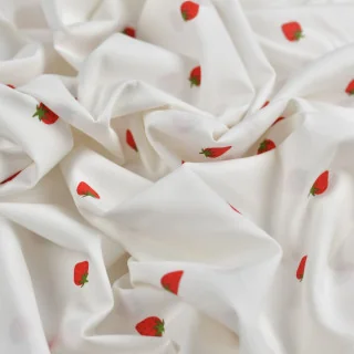 Coupon de tissu voile de popeline motif fraise - Blanc et rouge - 250cm Tissus et mercerie créative – Nos sélections sans marque