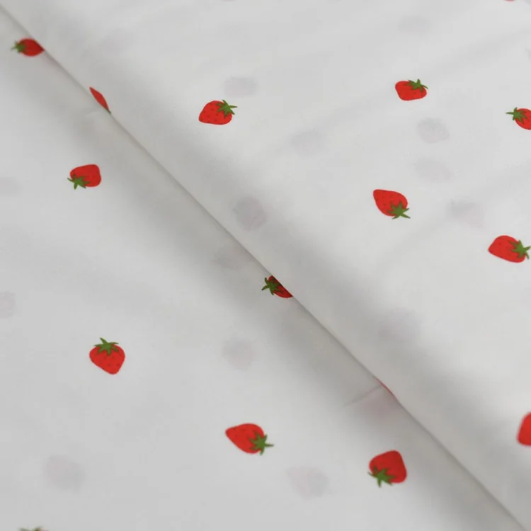 Coupon de tissu voile de popeline motif fraise - Blanc et rouge - 250cm Tissus et mercerie créative – Nos sélections sans marque Coupon de tissu voile de popeline motif fraise - Blanc et rouge - 250cm Tissus et mercerie créative – Nos sélections sans marque