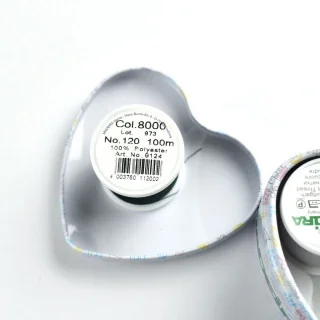 Assortiment 3 fils Aerofil Madeira – Blanc, Noir, Gris – 100 m – Boîte métal cœur Madeira : fils à broder de qualité supérieure 