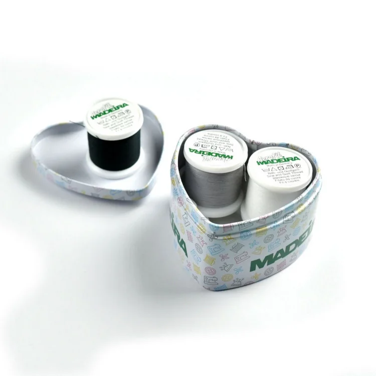 Assortiment 3 fils Aerofil Madeira – Blanc, Noir, Gris – 100 m – Boîte métal cœur Madeira : fils à broder de qualité supérieure 
