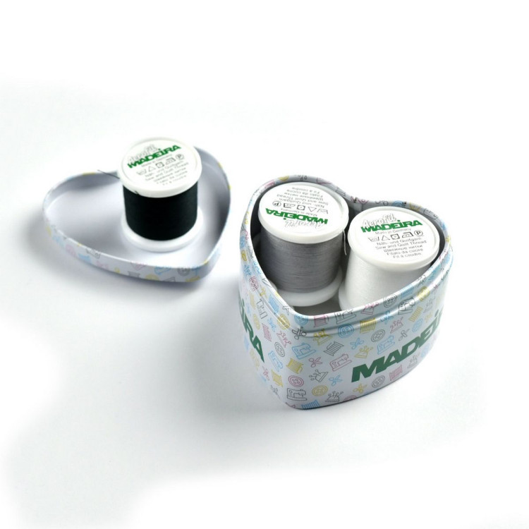 Sortido de 3 linhas para máquinas de costura Aerofil em caixa metálica em forma de coração - 100m - Linha Madeira ® branca, pret Sortido de 3 linhas para máquinas de costura Aerofil em caixa metálica em forma de coração - 100m - Linha Madeira ® branca, pret