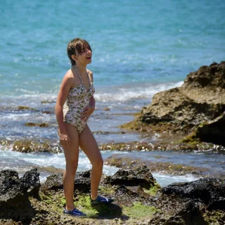 Tissu lycra maillot de bain fleurs "Zelenka" écru et vert - UFP50+ - Collections Klass - Les Filles à Pois Design Les Filles à 