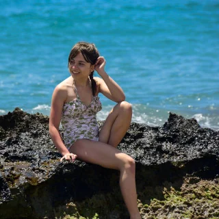 Tissu lycra maillot de bain fleurs "Zelenka" écru et vert - UFP50+ - Collections Klass - Les Filles à Pois Design Les Filles à 