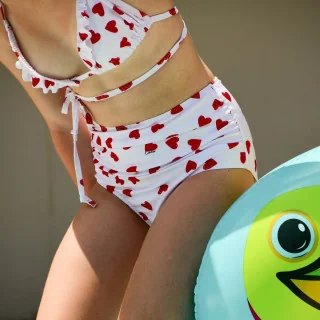 Tissu lycra maillot de bain motif coeur "In Love" blanc et rouge - UFP50+ - Collection Coco - Les Filles à Pois Design Les Fille