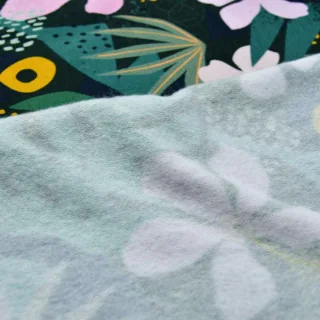 Tissu sweat french terry "Monstera" – Fleurs roses & feuillage vert Les Filles à Pois - Design : motifs audacieux, style intempo