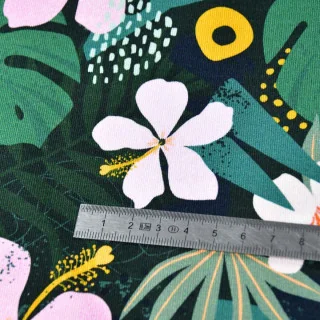 Tissu sweat french terry "Monstera" – Fleurs roses & feuillage vert Les Filles à Pois - Design : motifs audacieux, style intempo