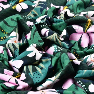Tissu sweat french terry "Monstera" – Fleurs roses & feuillage vert Les Filles à Pois - Design : motifs audacieux, style intempo