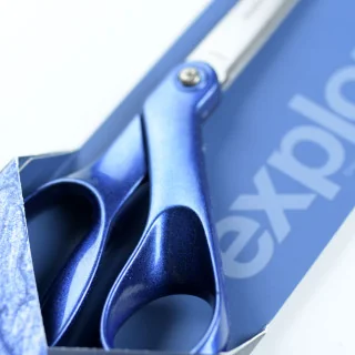 Ciseaux couture Fiskars 21 cm – Finition paillettes Blue Expanse – Poignées droitiers Fiskars : ciseaux couture, cutters rotatif