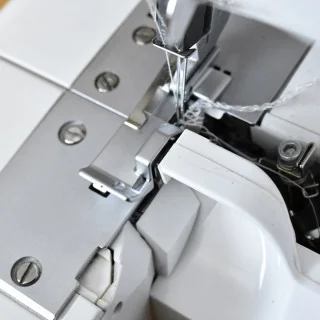 Pied passepoil pour surjeteuse – Compatible Jaguar 489, Veritas Simone, Pfaff Jaguar : machines à coudre et surjeteuses accessib