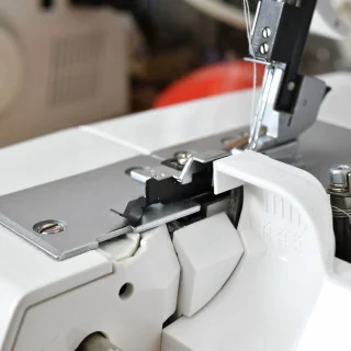 Pied ourlet invisible pour surjeteuse – Compatible Jaguar 489, Veritas, Pfaff Jaguar : machines à coudre et surjeteuses accessib