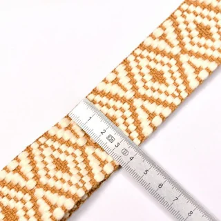 Sangle bandoulière réglable ethnique – Fond écru – 38 mm x 140 cm – Accessoires dorés Tissus et mercerie créative – Nos sélectio