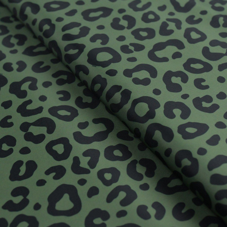 Tissu imperméable - déperlant type Kway - Léopard - "Contrastes" - Vert olive et noir - Les Filles à Pois Les Filles à Pois - De Tissu imperméable - déperlant type Kway - Léopard - "Contrastes" - Vert olive et noir - Les Filles à Pois Les Filles à Pois - De