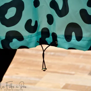 Patron de couture - PDF gratuit de l'imperméable en 3 tailles Les Filles à Pois - Design : motifs audacieux, style intemporel - 