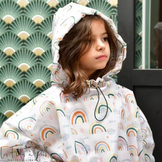 Patron de couture - PDF gratuit de l'imperméable en 3 tailles Les Filles à Pois - Design : motifs audacieux, style intemporel - 