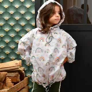 Patron de couture - PDF gratuit de l'imperméable en 3 tailles Les Filles à Pois - Design : motifs audacieux, style intemporel - 