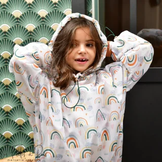 Patron de couture - PDF gratuit de l'imperméable en 3 tailles Les Filles à Pois - Design : motifs audacieux, style intemporel - 