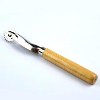 Roulette de marquage Bohin – Bois de chêne – Couture patrons 19 cm