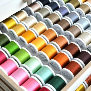 Coffret Madeira Rayon 40 – 194 bobines 200 m (édition blanche luxe) | Fils à broder machine