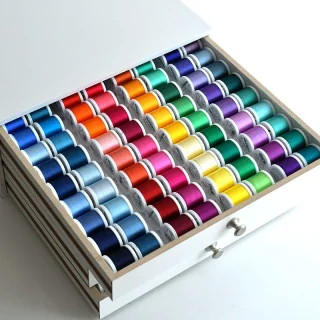 Coffret Madeira Rayon 40 – 194 bobines 200 m (édition blanche luxe) | Fils à broder machine