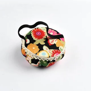 Pique-épingles en tissu fleuri — fond aléatoire (6 cm) | Les Filles à Pois