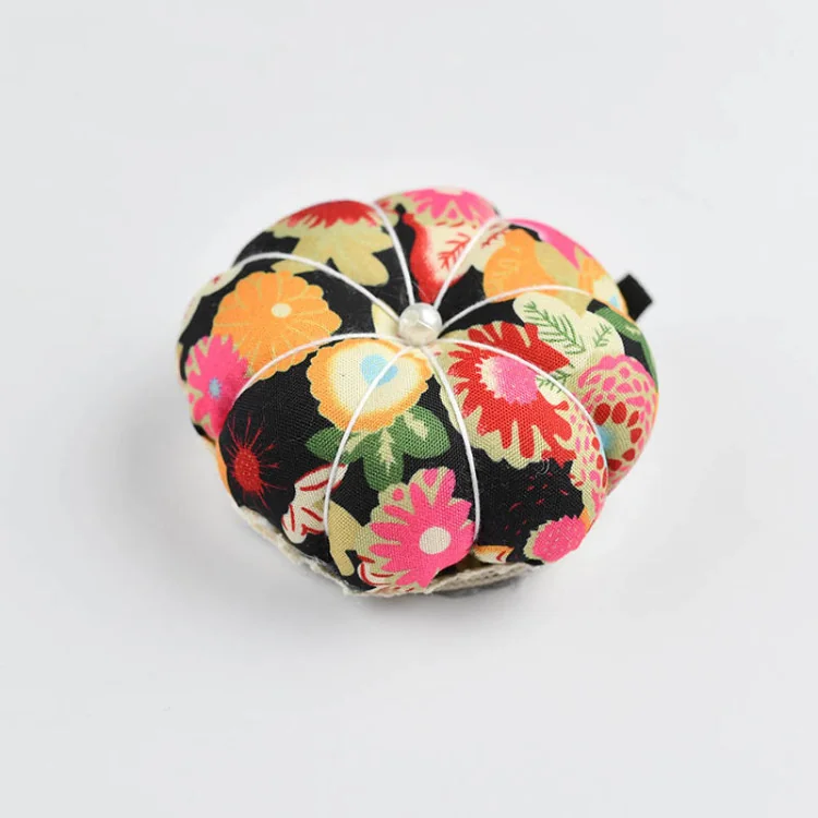 Pique-épingles en tissu fleuri — fond aléatoire (6 cm) | Les Filles à Pois