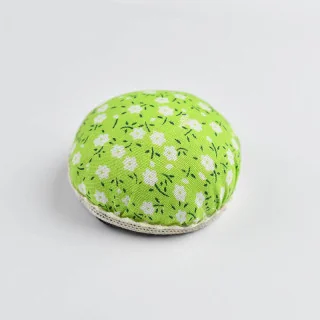 Pique-épingles rond en tissu (≈ 6 cm) — motifs aléatoires | Les Filles à Pois