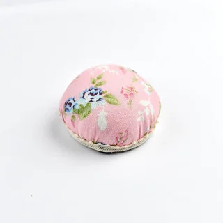 Pique-épingles rond en tissu (≈ 6 cm) — motifs aléatoires | Les Filles à Pois