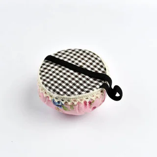 Pique-épingles rond en tissu (≈ 6 cm) — motifs aléatoires | Les Filles à Pois