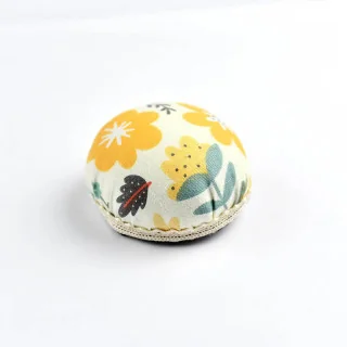 Pique-épingles rond en tissu (≈ 6 cm) — motifs aléatoires | Les Filles à Pois