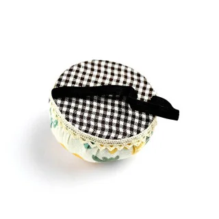 Pique-épingles rond en tissu (≈ 6 cm) — motifs aléatoires | Les Filles à Pois